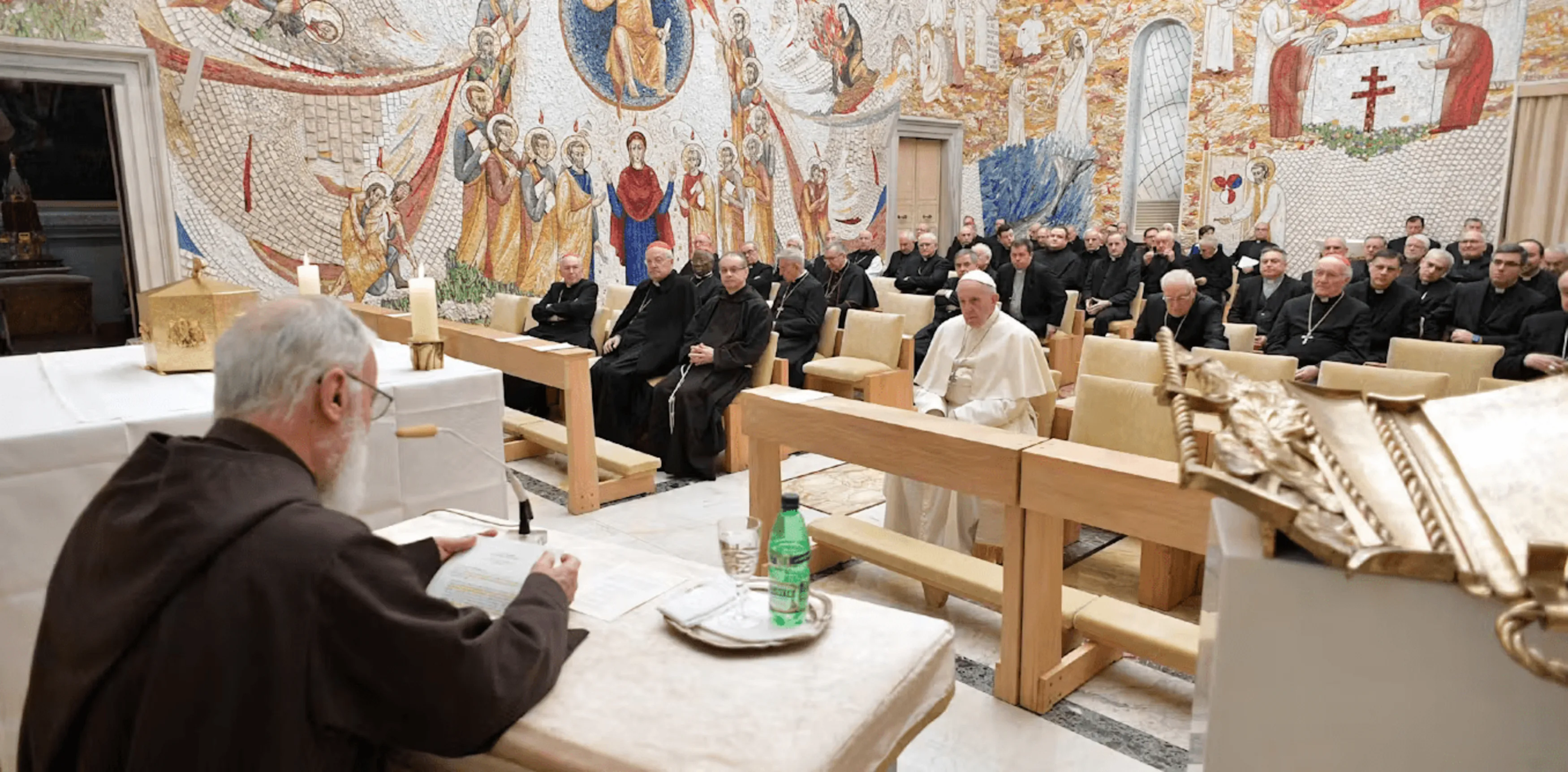 O frade italiano Raniero Cantalamessa ocupa o cargo desde 1980. Aos 90 anos, o capuchinho pregou para os três últimos papas: Francisco, Bento XVI e João Paulo II. Associated Press/Alamy