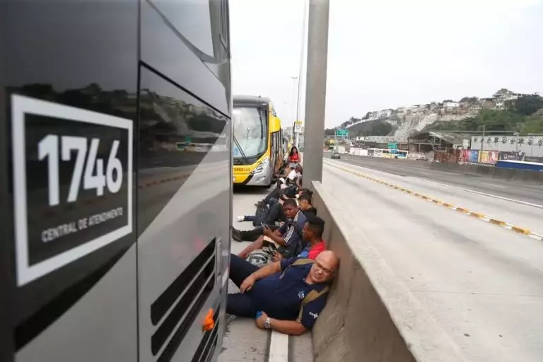 Passageiros de ônibus se protegem de tiroteio durante operação da PM na Avenida Brasil, no Rio de Janeiro. Foto: Reprodução