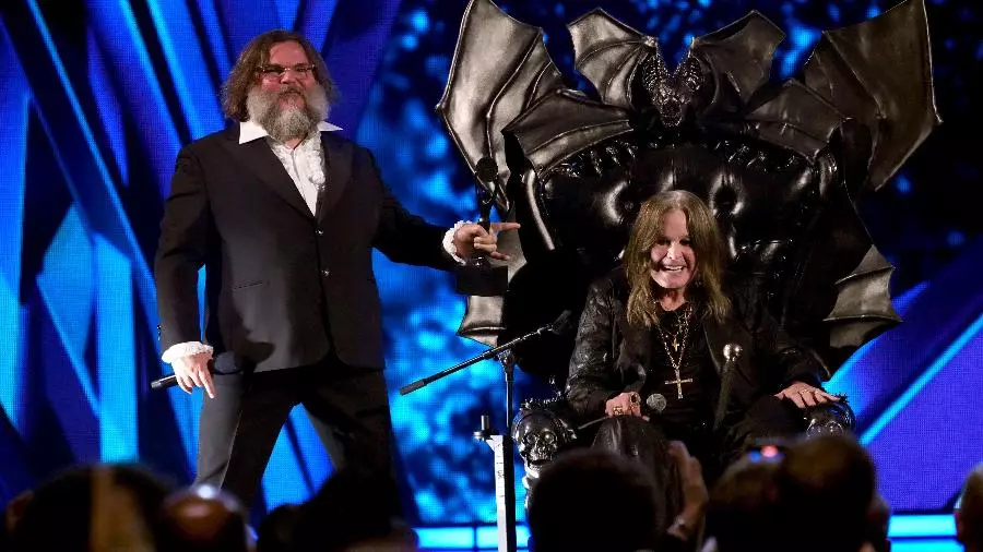 Jack Black e Ozzy Osbourne no palco da cerimônia de nomeação do Rock & Roll Hall Of Fame 2024. Foto: Divulgação