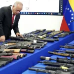 Diosdado Cabello apresentou os armamentos apreendidos pela polícia venezuelana - Prensa Presidencial