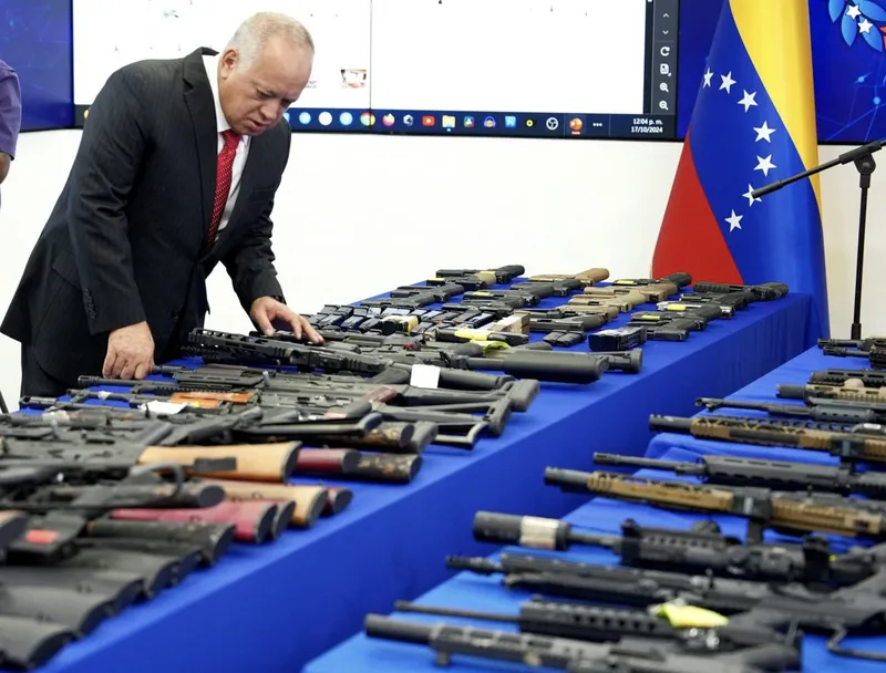 Diosdado Cabello apresentou os armamentos apreendidos pela polícia venezuelana - Prensa Presidencial