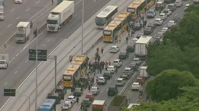 Uma pessoa morre e cinco ficam baleadas em tiroteio na Av. Brasil | Diário Carioca