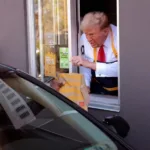 Donald Trump, atual candidato à Presidência dos EUA, durante ”visita” a um McDonald’s em Feasterville-Trevose, Pensilvânia – Foto: Reprodução