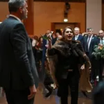 Lidia Thorp interrompe Charles III durante evento.