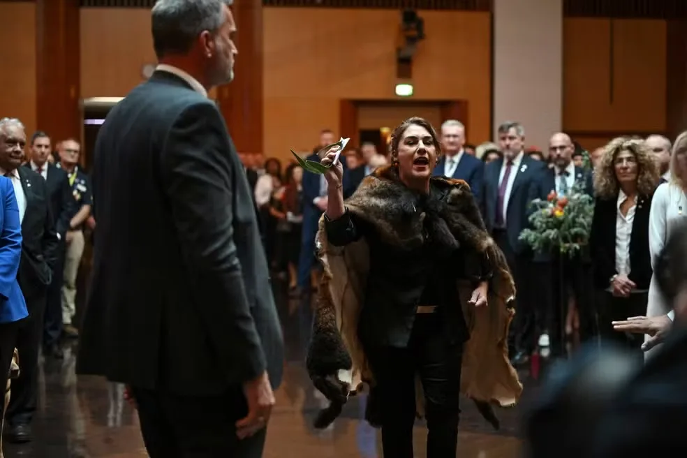 Lidia Thorp interrompe Charles III durante evento.