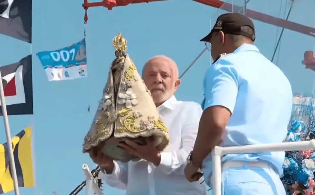 Lula com a imagem peregrina de Nossa Senhora de Nazaré na Romaria Fluvial do Círio de Nazaré. Foto: reprodução