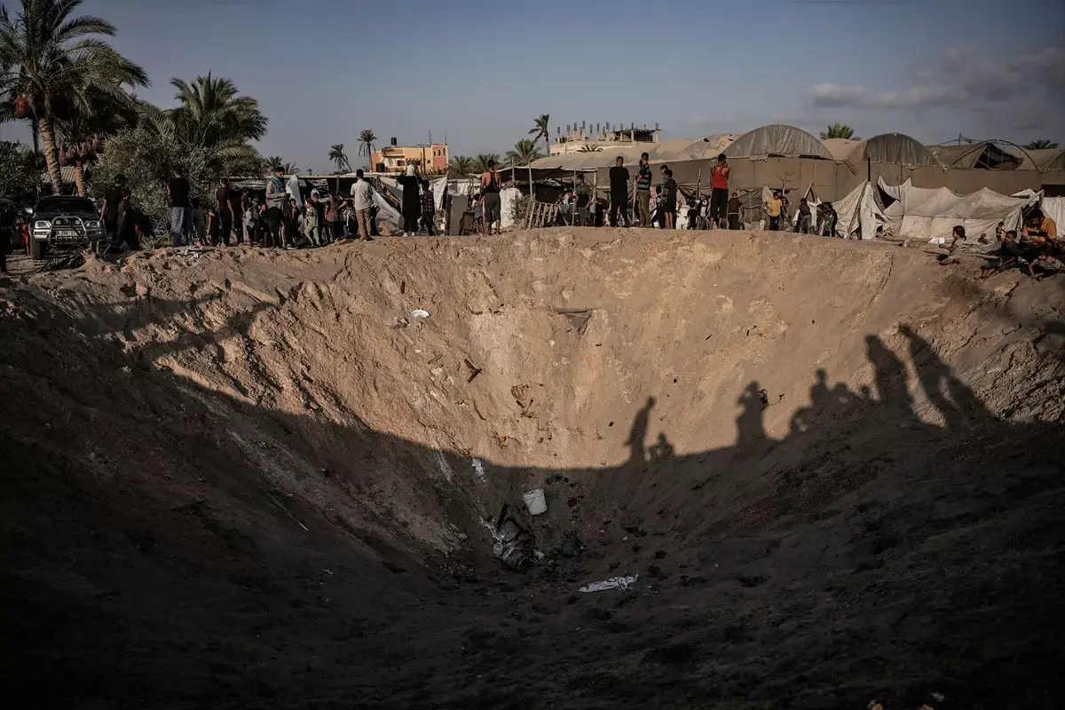 Famílias palestinas após ataques de Israel a uma “zona humanitária” em al-Mawasi, na região de Khan Younis, em Gaza, em 10 de setembro de 2024 [Mahmoud Bassam/Agência Anadolu]