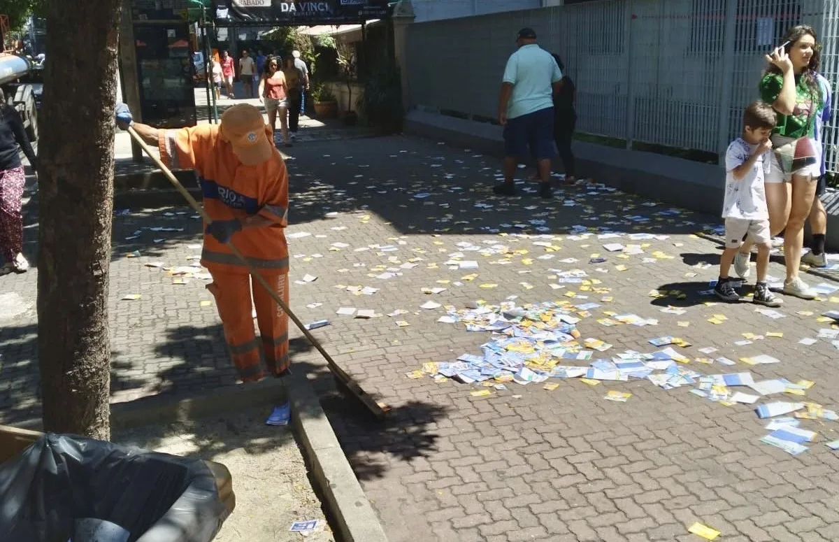 A Comlurb atuou com um total de 3.621 garis e 294 agentes de limpeza urbana - Divulgação