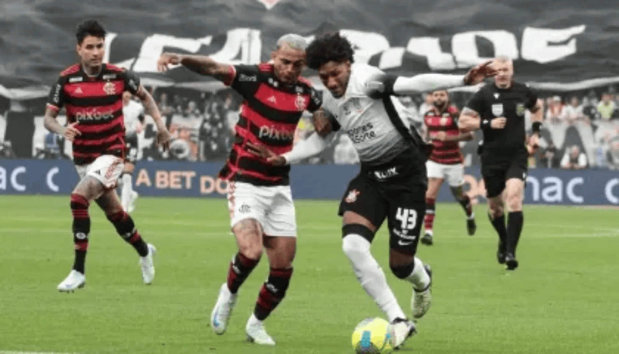 Flamengo garante vaga na final após empate com Corinthians.