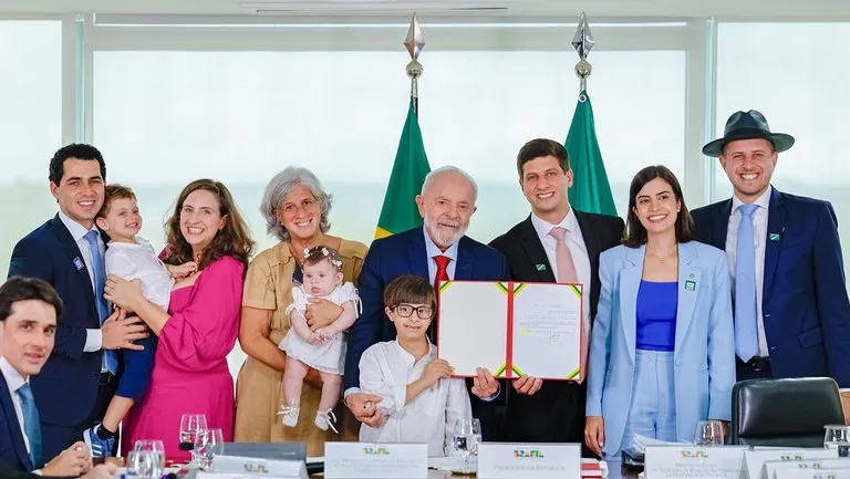 O presidente Lula ao lado de familiares de Eduardo Campos durante a sanção do projeto de lei no Palácio do Planalto. Foto: Ricardo Stuckert / PR