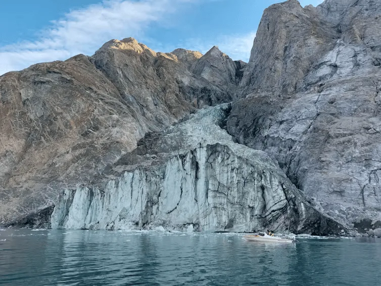 O Fiorde Dickson em agosto de 2023: apenas algumas semanas depois da captura desta imagem, um grande pedaço da montanha deslizou para o oceano, provocando uma gigantesca onda que reverberou 10 mil vezes durante nove dias dentro do fiorde e fez a Terra inteira vibrar. Wieter Boone / Flanders Marine Institute