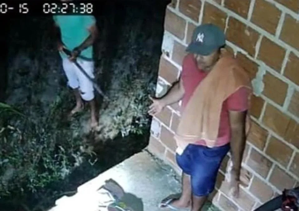 VÍDEO – Ladrão é pego furtando calcinhas; homem é rendido por morador armado.