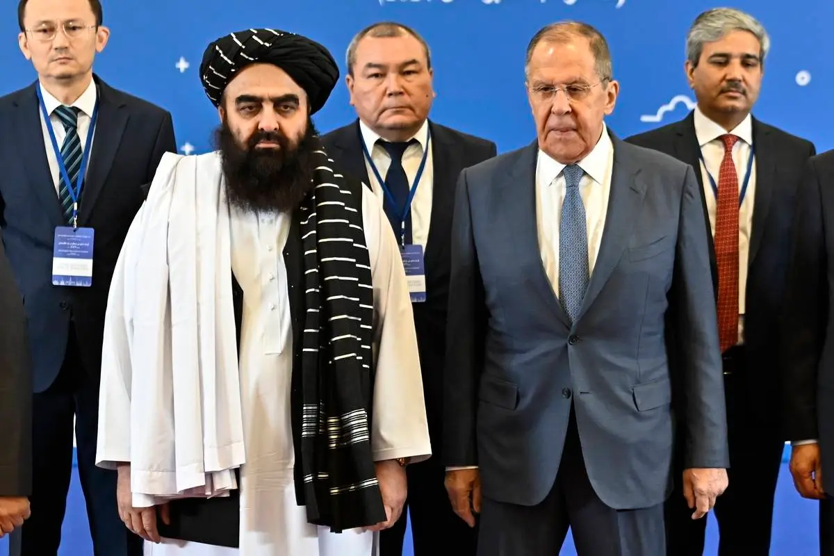 O Ministro das Relações Exteriores da Rússia Sergey Lavrov e o Vice-Ministro das Relações Exteriores do governo Talibã no Afeganistão, Amirkhan Muttak, participam do Formato de Moscou em Moscou, Rússia, em 4 de outubro de 2024. [Sefa Karacan/ Agência Anadolu]