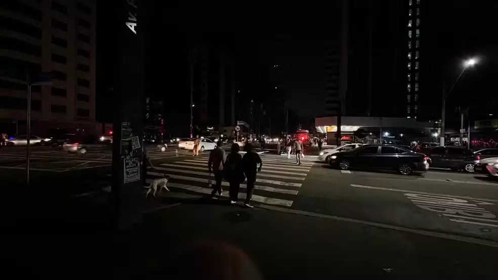 Apagão na Avenida Paulista após temporais da última sexta-feira (11), em São Paulo: Enel diz que irá restabelecer o fornecimento de energia no estado dentro de três dias. Foto: Reprodução