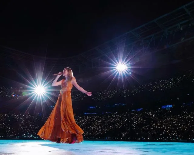 Taylor Swift durante apresentação no estádio Nilton Santos em 2024; fã morreu durante apresentação por exaustão térmica causada pelo calor