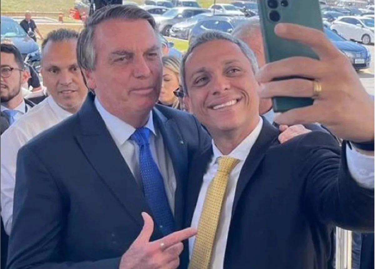 O deputado federal Gustavo Gayer pede para tirar foto com o ex-presidente Jair Bolsonaro. Foto: reprodução