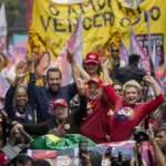 Guilherme Boulos (PSOL) em ato na avenida Paulista, entre a ministra Marina Silva (Rede), o presidente Lula (PT) e Marta Suplicy (PT) – Adriano Vizoni/Folhapress