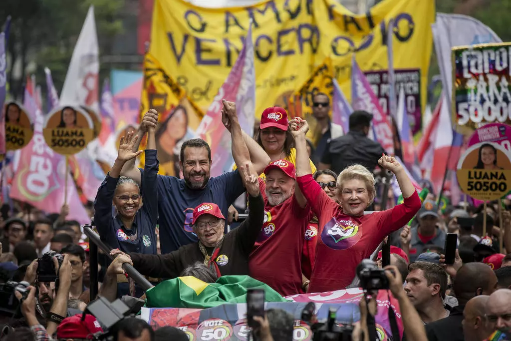 Guilherme Boulos (PSOL) em ato na avenida Paulista, entre a ministra Marina Silva (Rede), o presidente Lula (PT) e Marta Suplicy (PT) – Adriano Vizoni/Folhapress