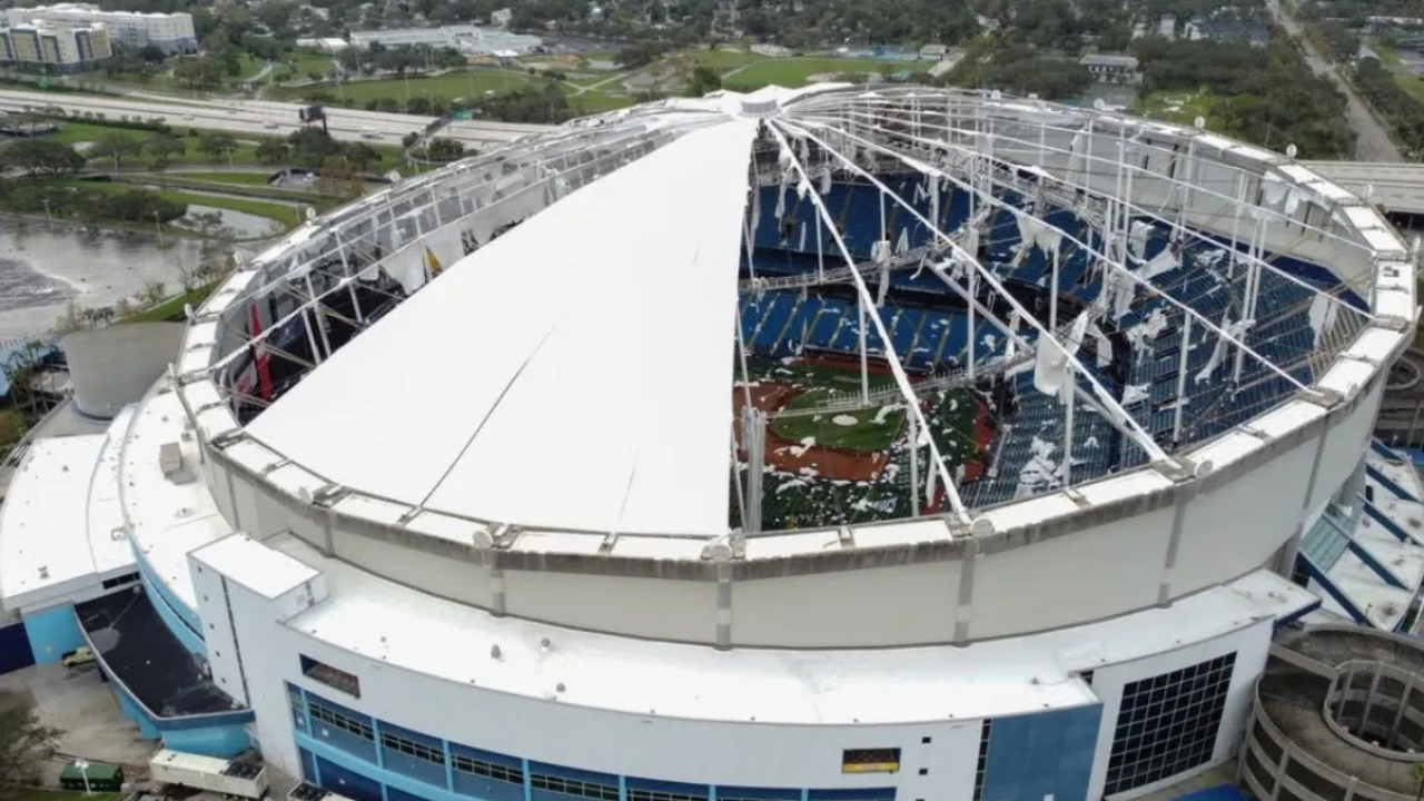 Destruição causada pelo furacão Milton no estádio Tropicana Field, na Flórida