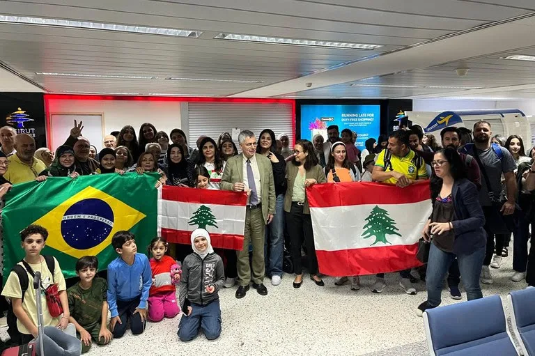 Mulheres, crianças, idosos e suas famílias tiveram prioridade na primeira escala da Operação Raízes do Cedro, que deixou o Líbano neste sábado. Foto: Embaixada do Brasil no Líbano / Divulgação
