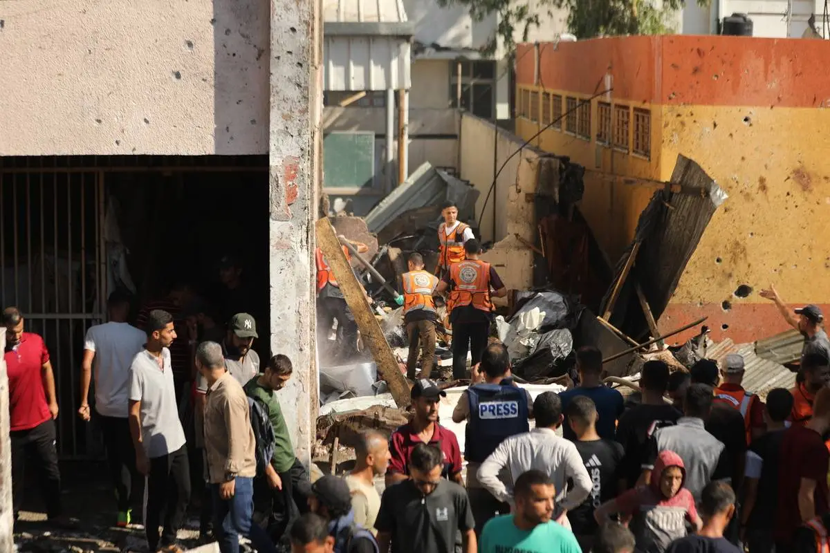 Equipes da defesa civil e residentes palestinos buscam sobreviventes em uma escola das Nações Unidas após bombardeios de Israel, no campo de refugiados de Jabaliya, no norte de Gaza, em 26 de setembro de 2024 [Dawoud Abo Alkas/Agência Anadolu]