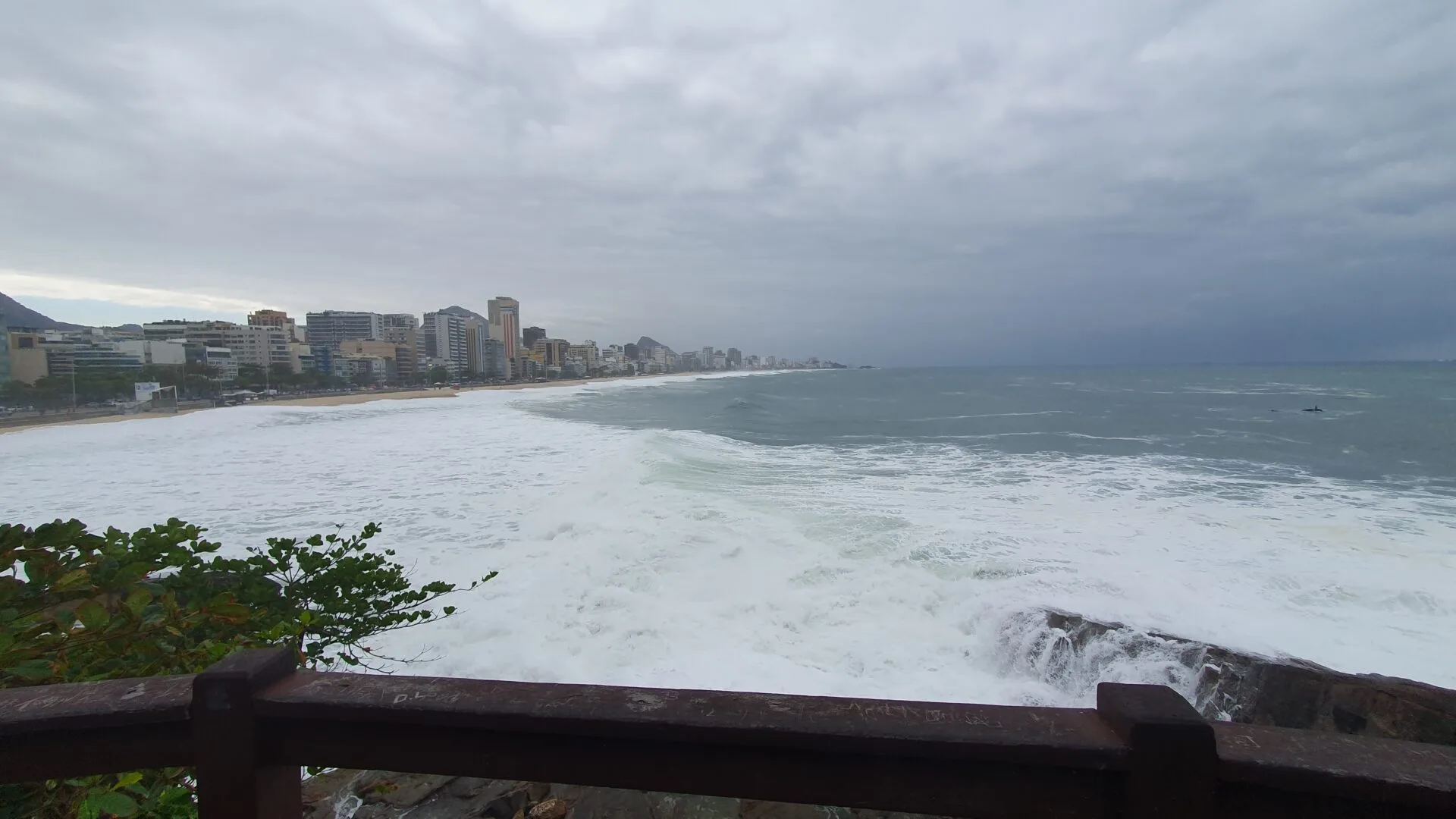 Nuvens carregadas no céu do Rio de Janeiro anunciam pancadas de chuva e ventos moderados para o fim de semana.