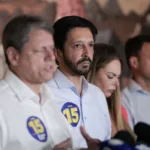 Tarcísio e Nunes em coletiva em que espalharam fake news sobre Boulos e o PCC