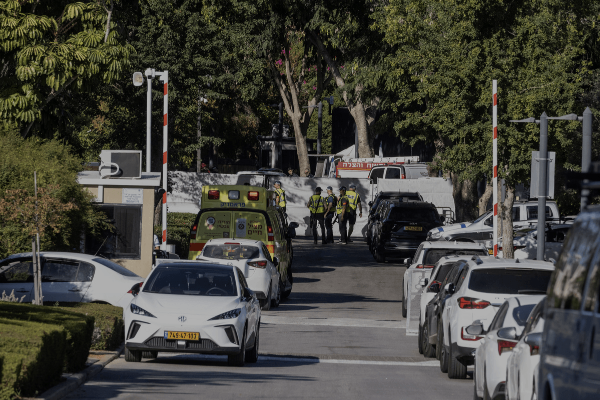 Autoridades tomam medidas de segurança após um drone, lançado do Líbano, atingir a residência do primeiro-ministro israelense Benjamin Netanyahu em Cesareia, Israel, em 19 de outubro de 2024. [Mostafa Alkharouf – Agência Anadolu]