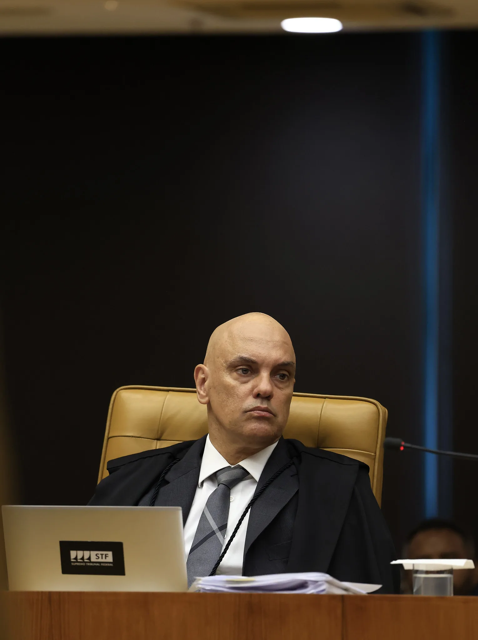 Ministro Alexandre de Moraes ordena a extradição de brasileiros envolvidos nos atos de 8 de janeiro.