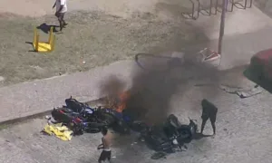 Torcedores do Peñarol ateiam fogo em motos estacionadas na orla do Recreio. Foto: Reprodução / TV Globo