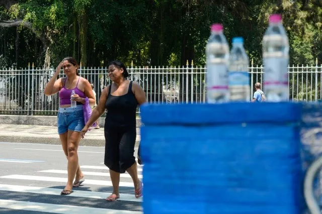 População enfrenta forte ondas de calor extremo cada vez mais frequentes no Rio de Janeiro
