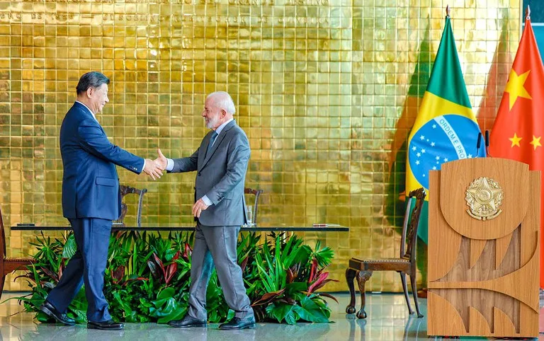 Xi Jinping e Lula durante a cerimônia de assinatura de atos no Palácio da Alvorada