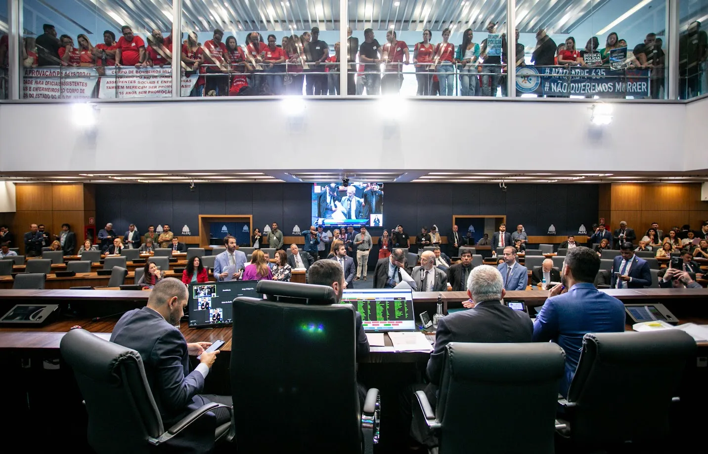 Assembleia Legislativa do RJ aprova mudanças no efetivo do Corpo de Bombeiros.