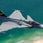 Caça Gripen durante treinamento militar no Brasil: disputa geopolítica