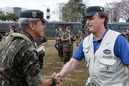 O general Mário Fernandes, preso por plano para assassinar Lula, e o ex-presidente Jair Bolsonaro. Foto: Reprodução