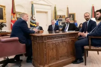 Donald Trump e Mike Pompeo em reunião com Eduardo Bolsonaro, Filipe Martins, Ernesto Araújo na Casa Branca. Foto: Reprodução