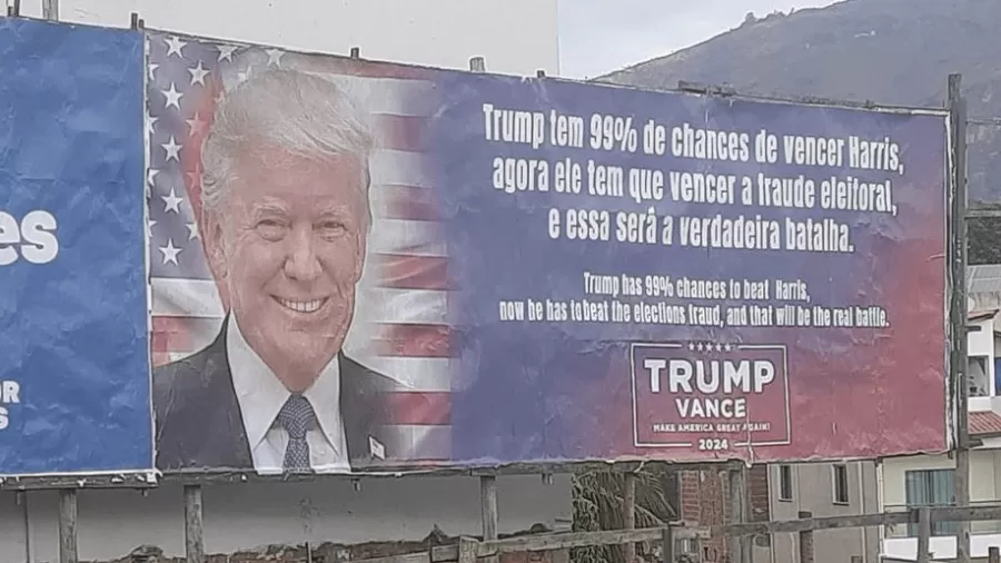 Outdoor em Governador Valadares (MG) diz que Donald Trump tem 99% de chances de vencer Kamala Harris e cita “fraude eleitoral”. Foto: Reprodução