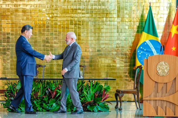 Xi Jinping e Lula durante a cerimônia de assinatura de atos no Palácio da Alvorada