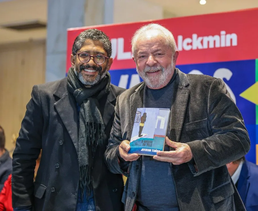 Encontro de Lula com o escritor Jeferson Tenório, que o presenteou com o livro “O Avesso da Pele”, vencedor do Prêmio Jabuti de literatura em 2021