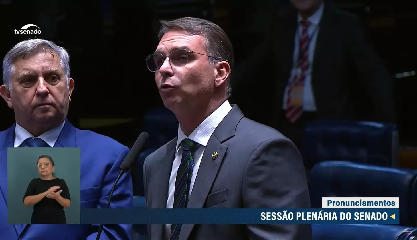 O senador Flávio Bolsonaro durante discurso no plenário do Senado Federal nesta terça (26). Foto: Reprodução