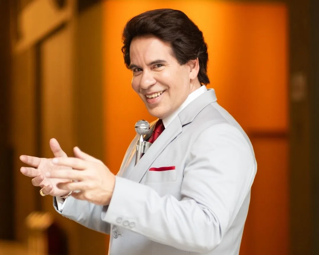 Leandro Hassum em nova caracterização como Silvio Santos