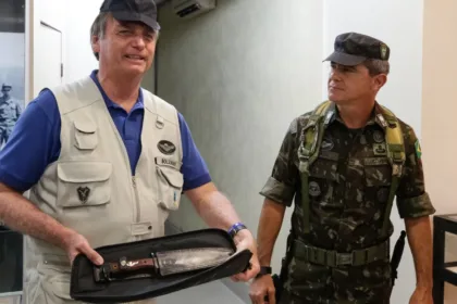 O ex-presidente Jair Bolsonaro e o general Mário Fernandes, preso por planejar assassinato de Lula, Geraldo Alckmin e Alexandre de Moraes. Foto: Reprodução