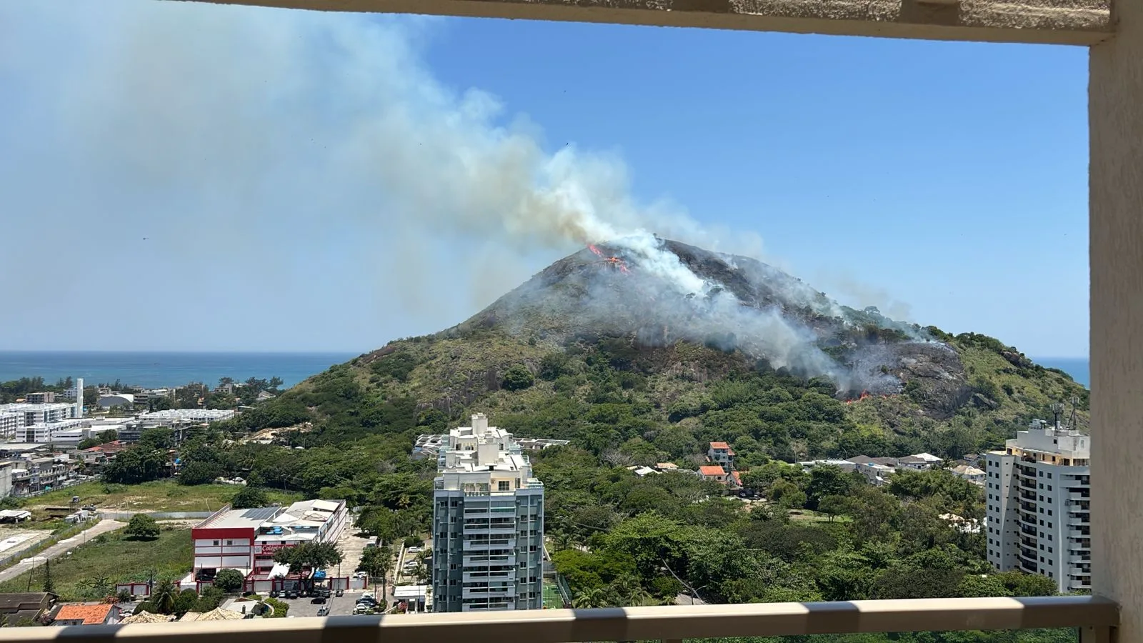 Incêndio atinge vegetação no Parque de Grumari, no Recreio. Bombeiros atuam para conter as chamas. Local próximo à Praia da Macumba