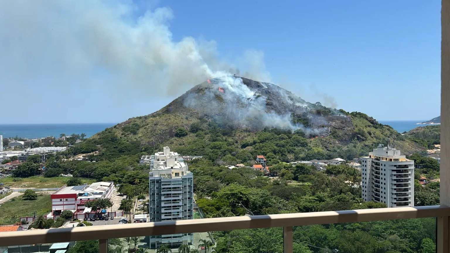 Incêndio atinge vegetação no Parque de Grumari, no Recreio. Bombeiros atuam para conter as chamas. Local próximo à Praia da Macumba