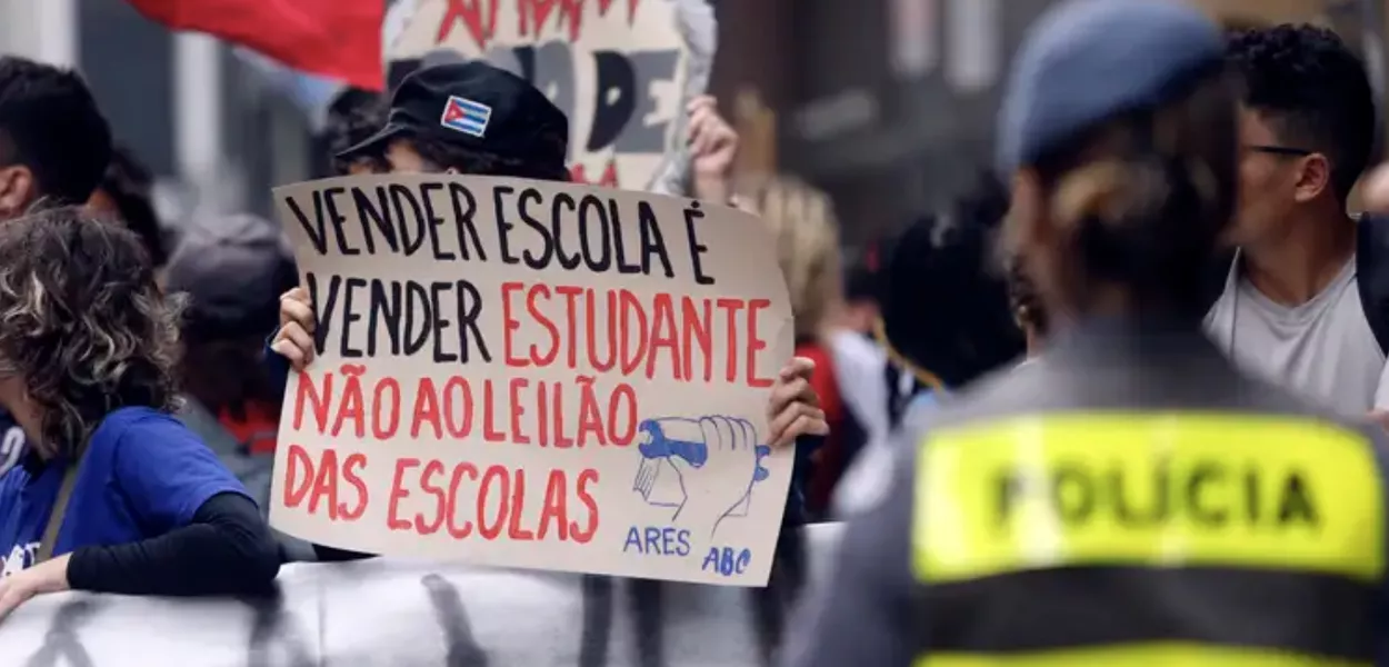 Estudantes protestam do lado de fora de prédio durante manifestação contra o Leilão da Parceria Público-Privada (PPP) de Novas Escolas (Foto: Paulo Pinto/Agência Brasil)