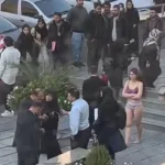 Jovem iraniana detida em protesto contra código de vestimenta no Irã.