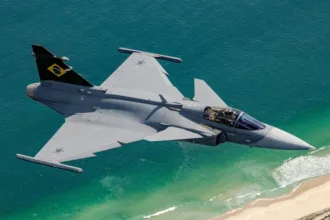 Caça Gripen durante treinamento militar no Brasil: disputa geopolítica