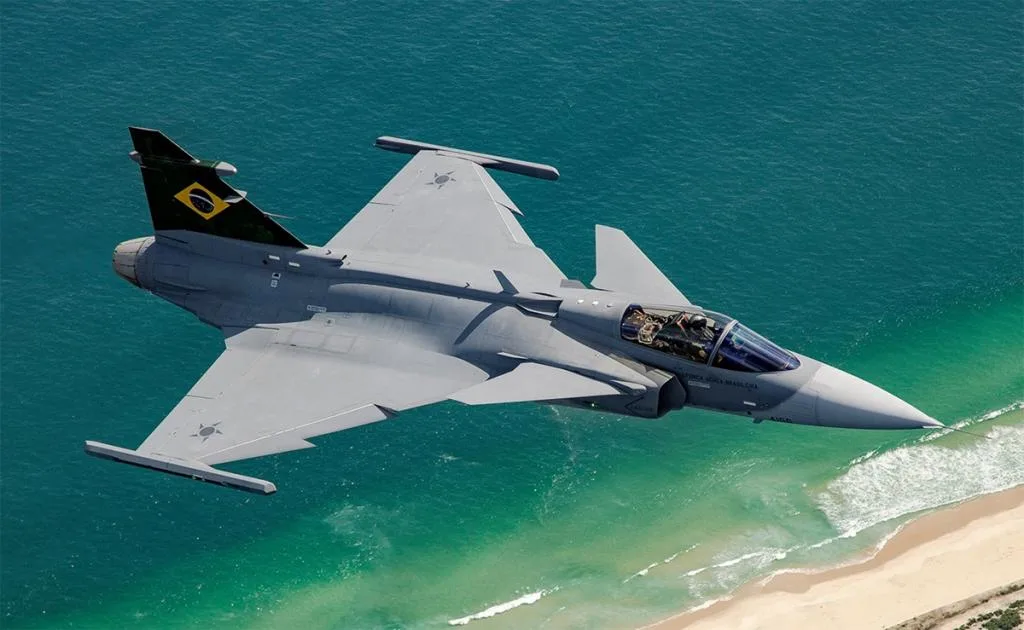 Caça Gripen durante treinamento militar no Brasil: disputa geopolítica