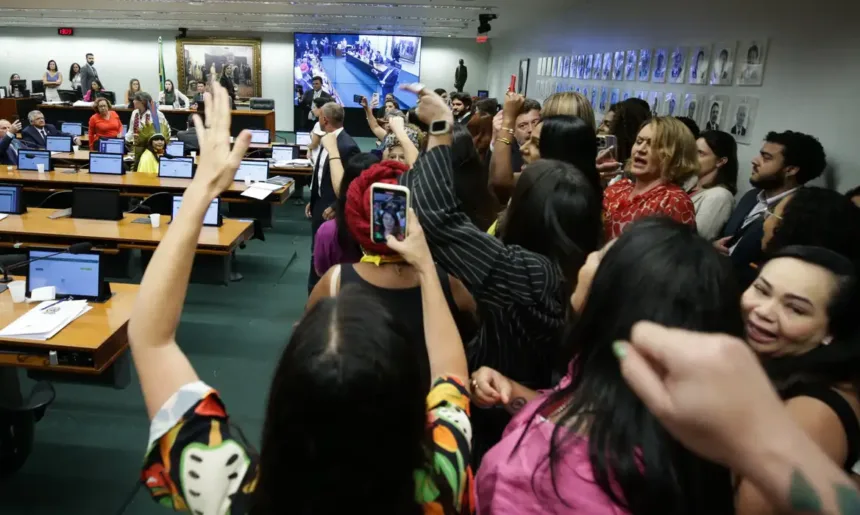 Deputados discutem PEC que propõe fim do aborto legal no Brasil, em meio a protestos © Lula Marques/ Agência Brasil