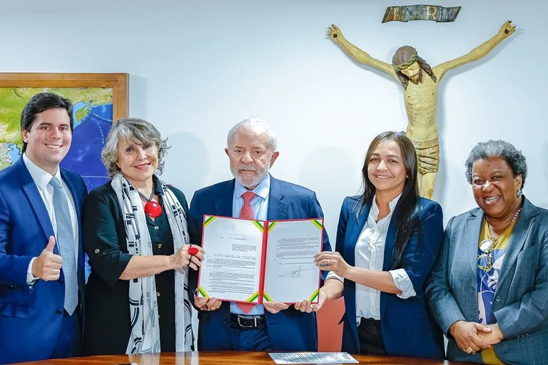 O ministro André Fufuca (Esporte), a deputada Erika Kokay (autora da lei), o presidente Lula, a senadora Eliziane Gama e a ministra Macaé Evaristo (Direitos Humanos e Cidadania): proteção e prevenção. Foto: Ricardo Stuckert / PR